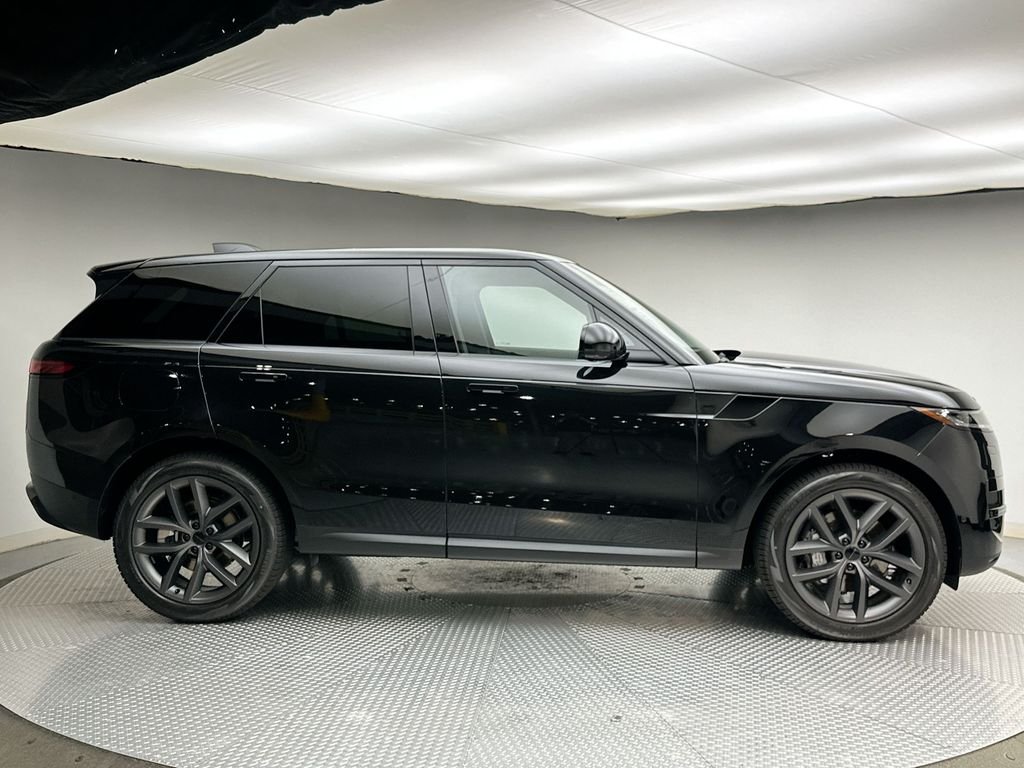 New 2027 Santorini Black Metallic Land Rover SE image 4