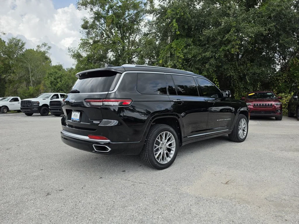 Used 2022 Diamond Black Jeep Summit image 4