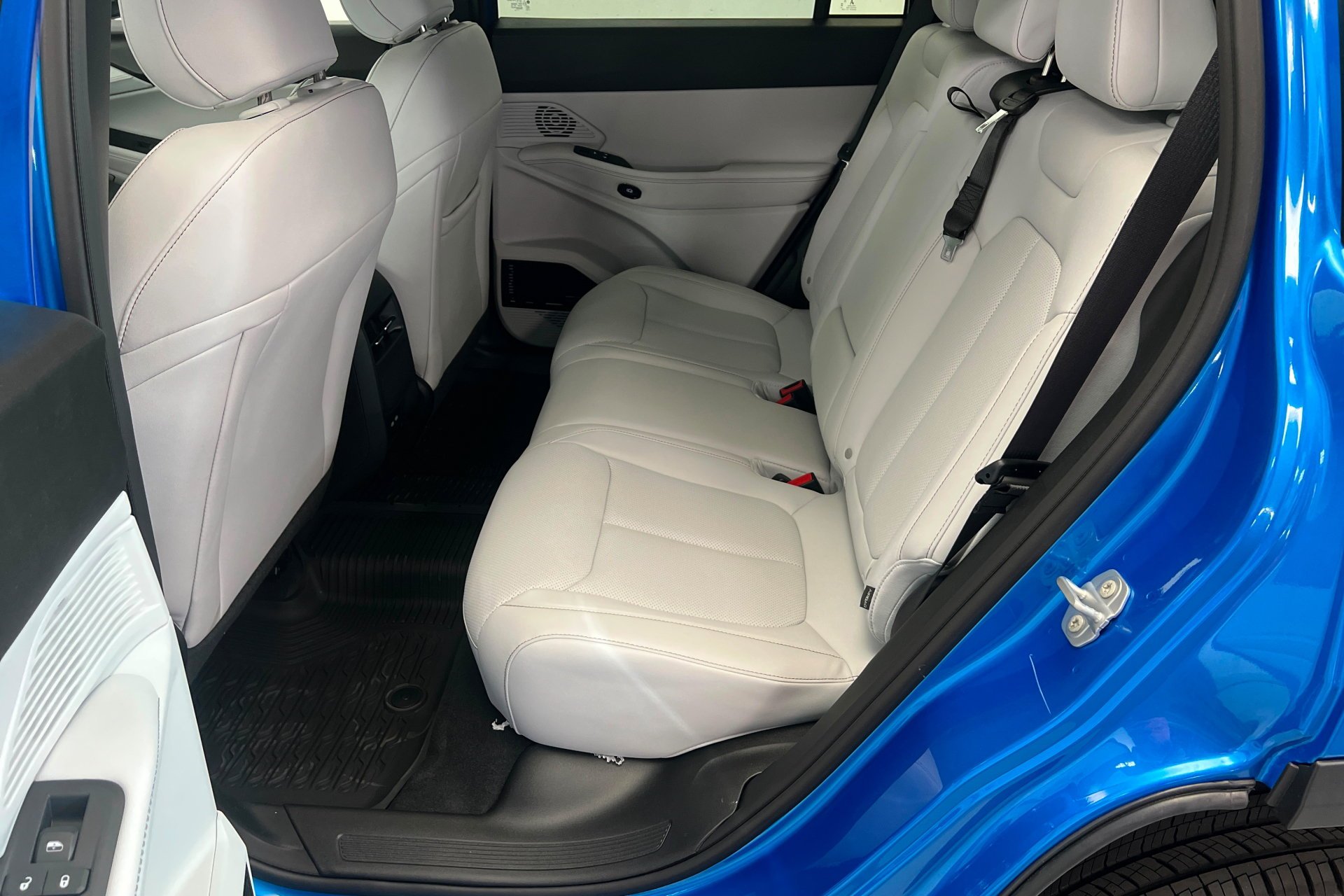 New 2026 Hydro Blue Pearl-Coat Exterior Paint Jeep Limited image 21