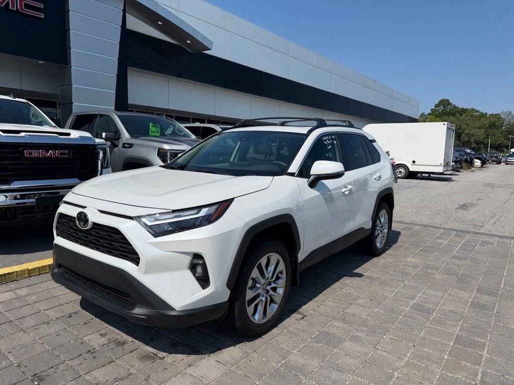Used 2025 Pearl Toyota XLE Premium image 3