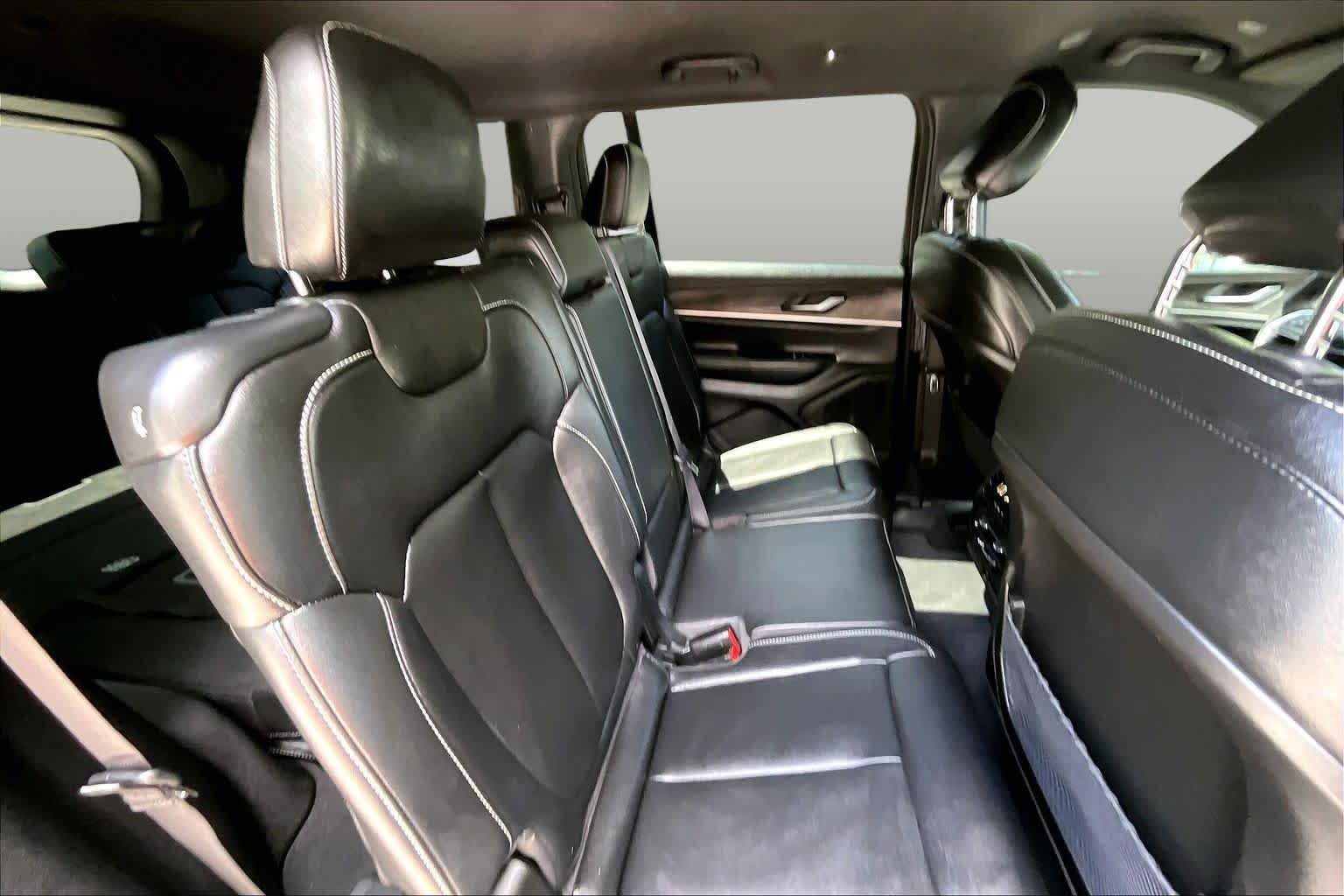 Used 2024 Diamond Black Crystal Pearlcoat Jeep Limited image 20