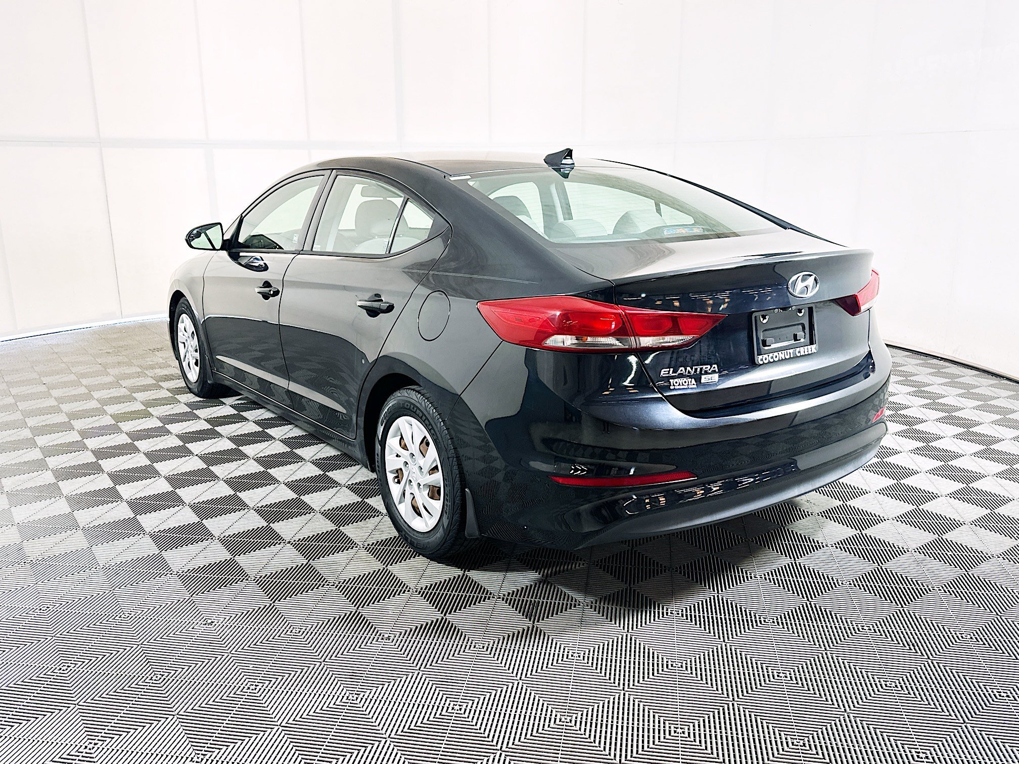 Used 2018 Phantom Black Hyundai SE image 5