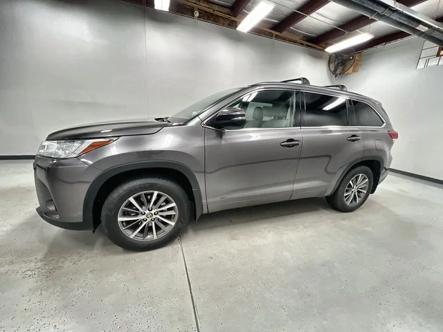 Used 2018 Gray Toyota XLE image 5