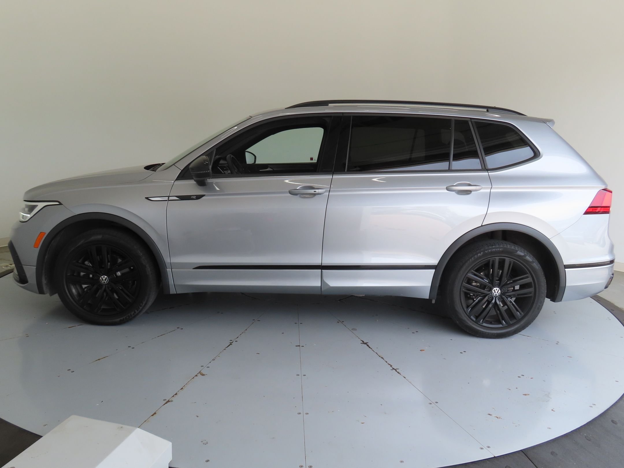Used 2022 Silver Volkswagen 2.0T SE R-Line Black image 7