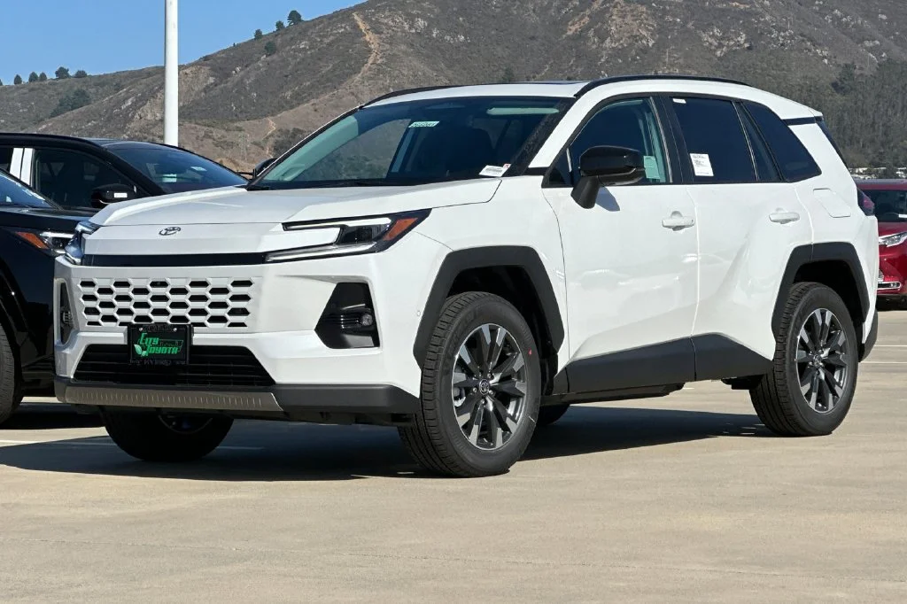New 2026 Wind Chill Pearl <sup>1</sup> Toyota  Limited image 8