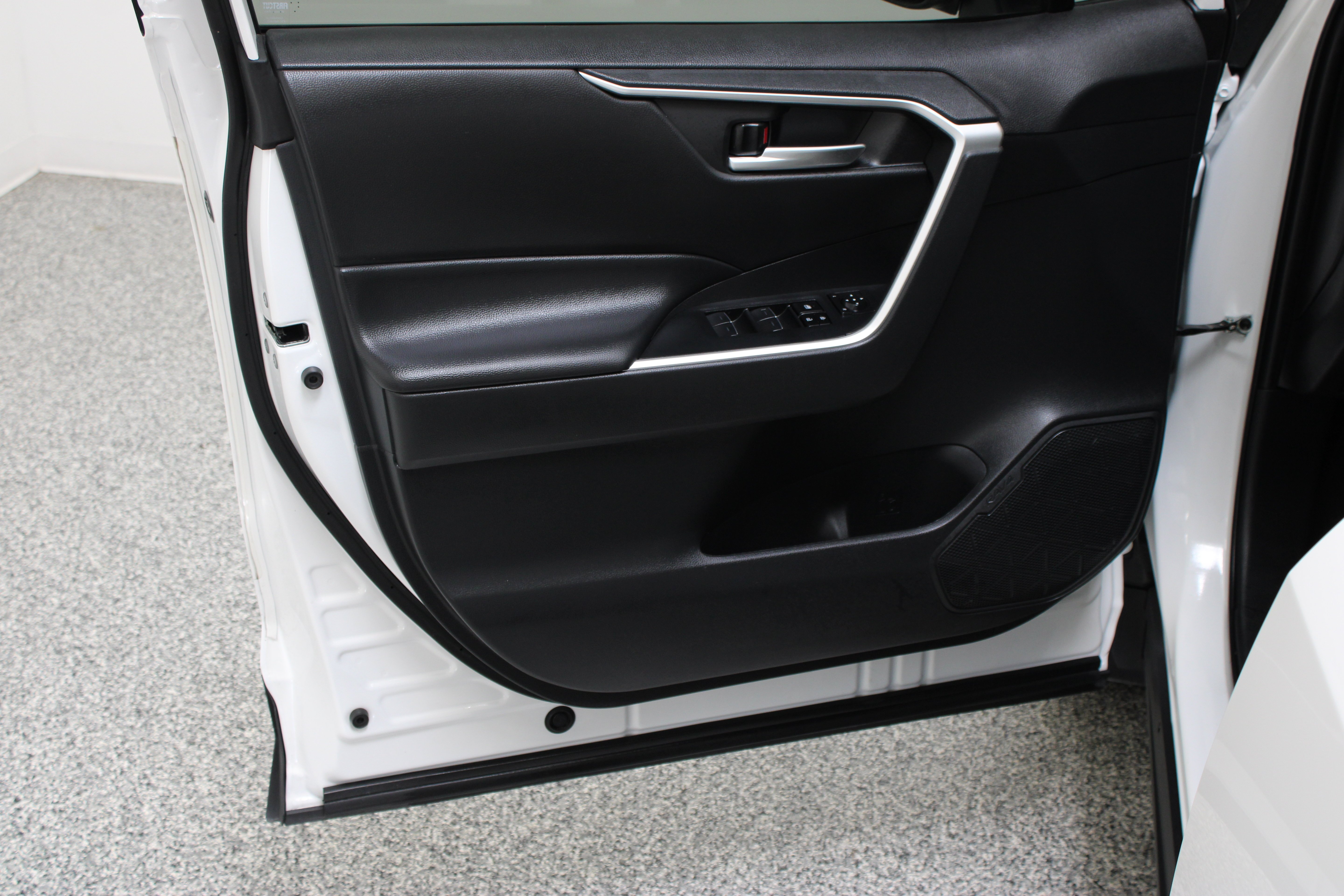 Used 2024 Ice Cap Toyota Hybrid XLE 2.5L image 12