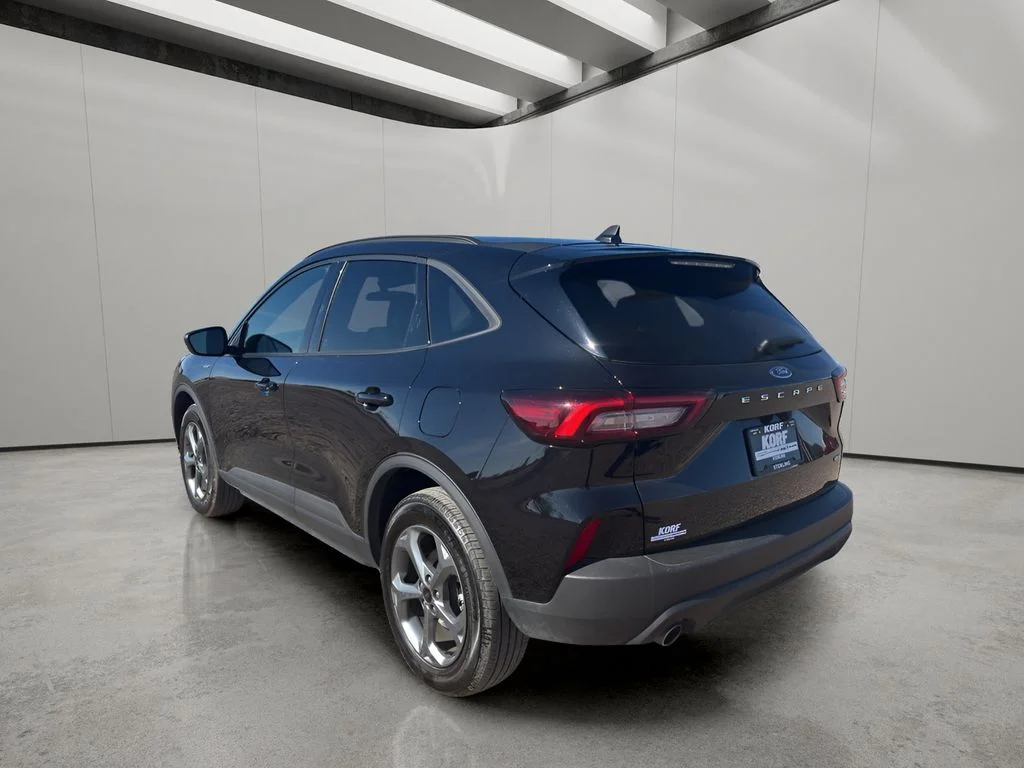 Used 2025 Agate Black Metallic Ford ST-Line image 3