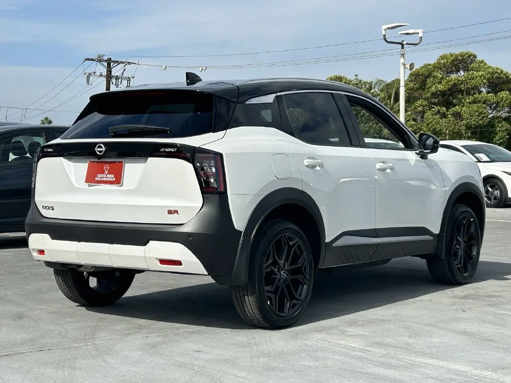 New 2026 Aspen White TriCoat / Super Black Two-tone Nissan SR image 4