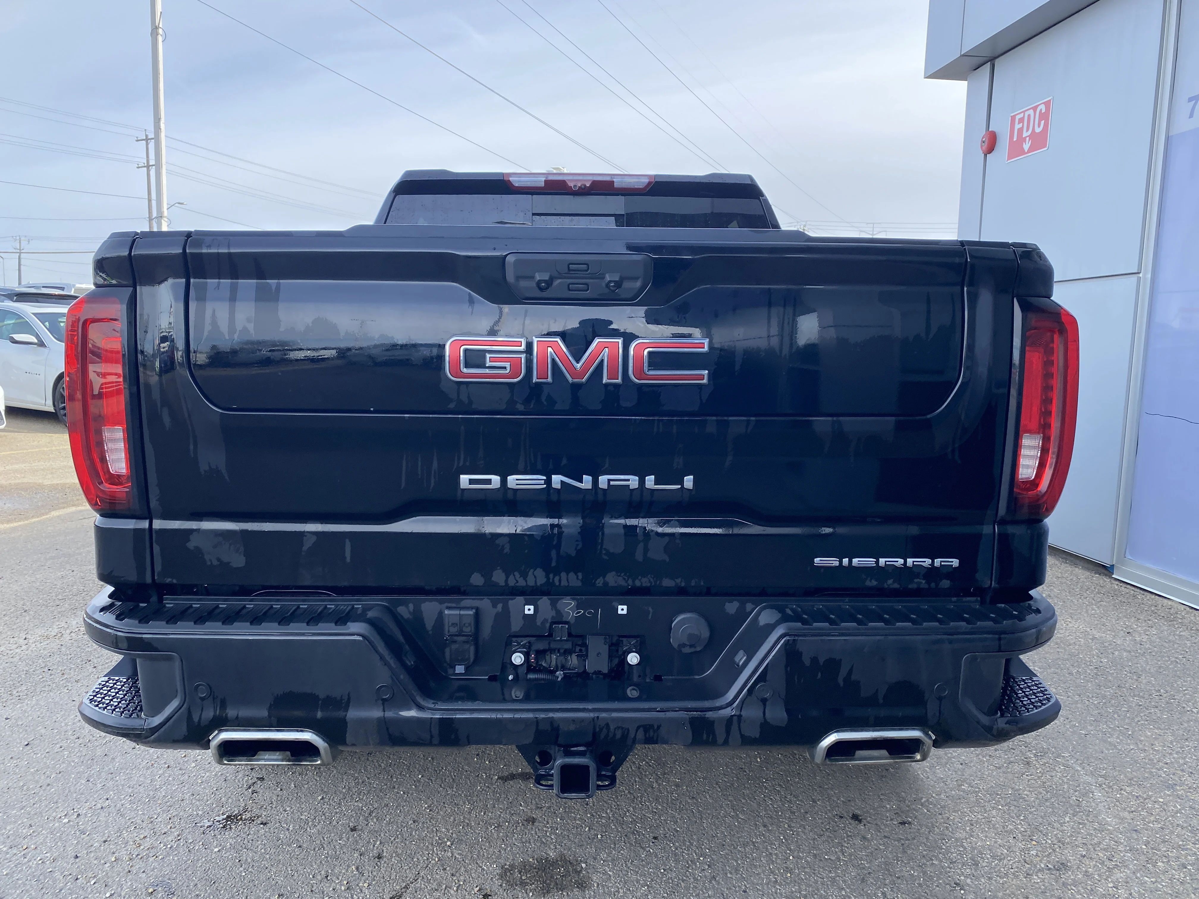 Certified Used 2025 Black GMC Crew Cab Denali * 6.2L V8 *360 CAMERA * HEAD UP DISPLAY * image 4