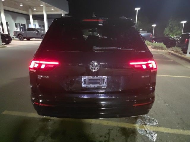 Used 2021 Deep Black Pearl Effect Volkswagen SE image 4