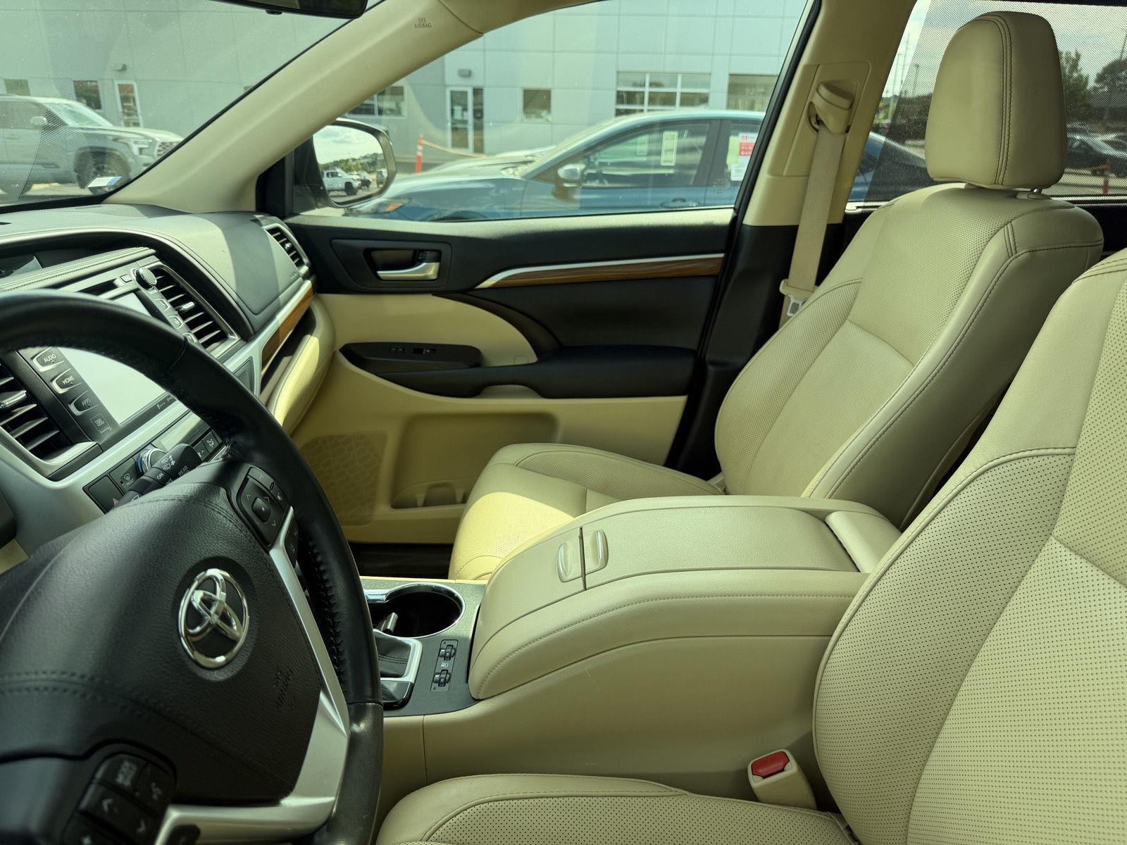 Used 2017 Blizzard Pearl Toyota Limited image 10