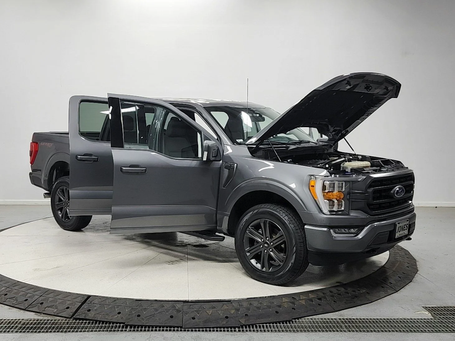 Used 2023 Gray Metallic Ford XLT image 9