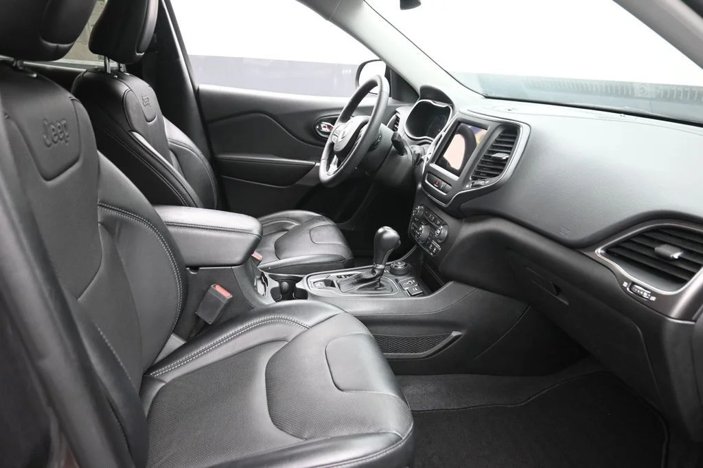 Used 2022 Gray Jeep Latitude Lux image 10