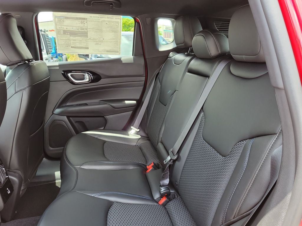 New 2026 Red Hot Pearl-Coat Exterior Paint Jeep Latitude image 17