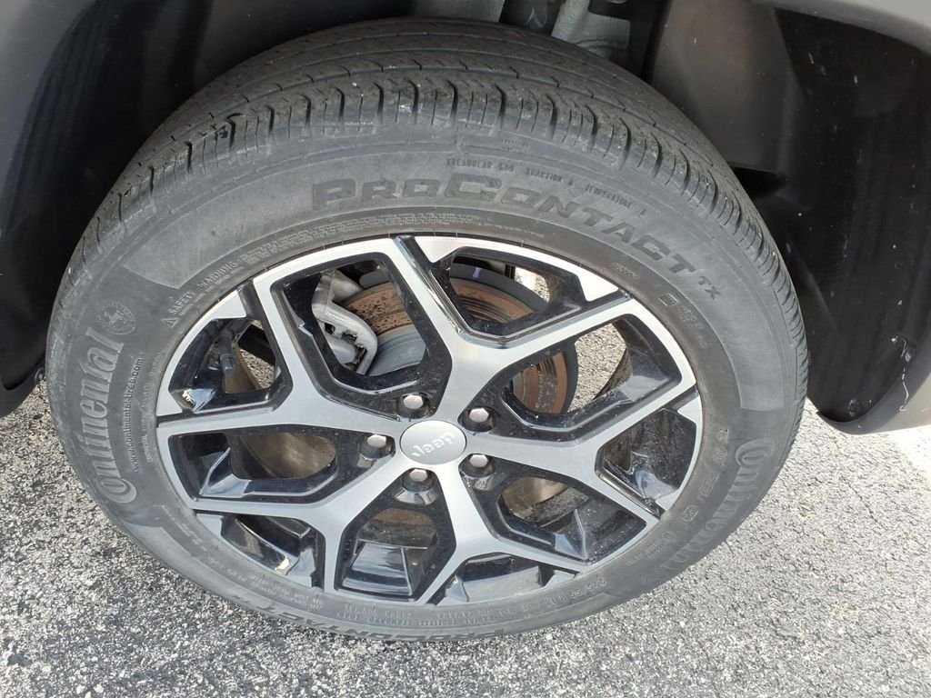 Certified Used 2024 Silver Jeep Limited image 5