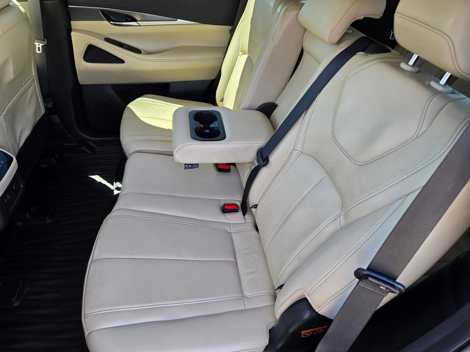 Used 2023 Grand Blue INFINITI LUXE image 13