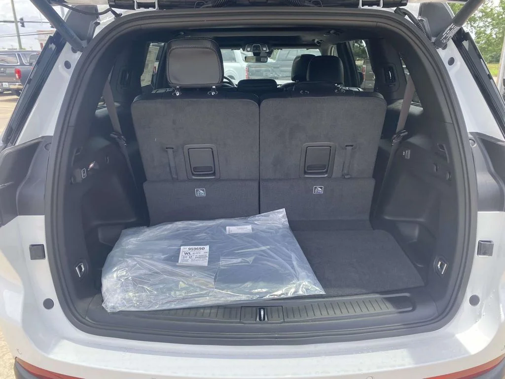 New 2026 Bright White Clear-Coat Exterior Paint Jeep Laredo Altitude image 9