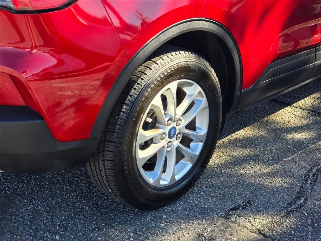 Used 2021 Red Ford SE image 17