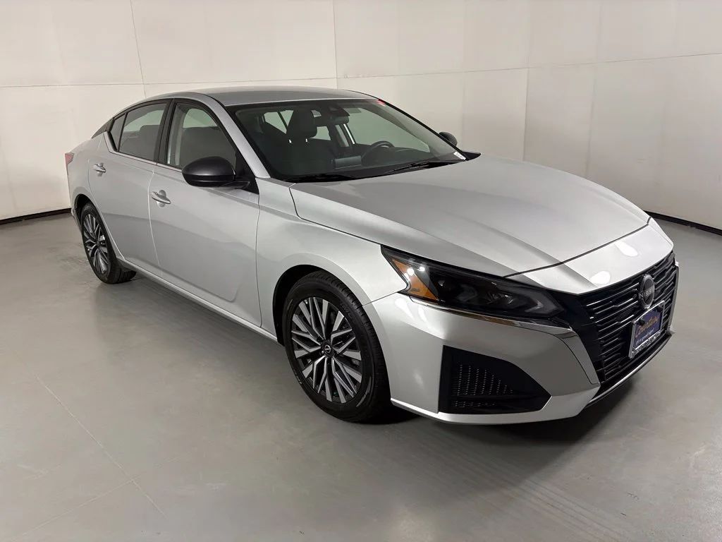 Used 2024 Silver Nissan 2.5 SV image 2