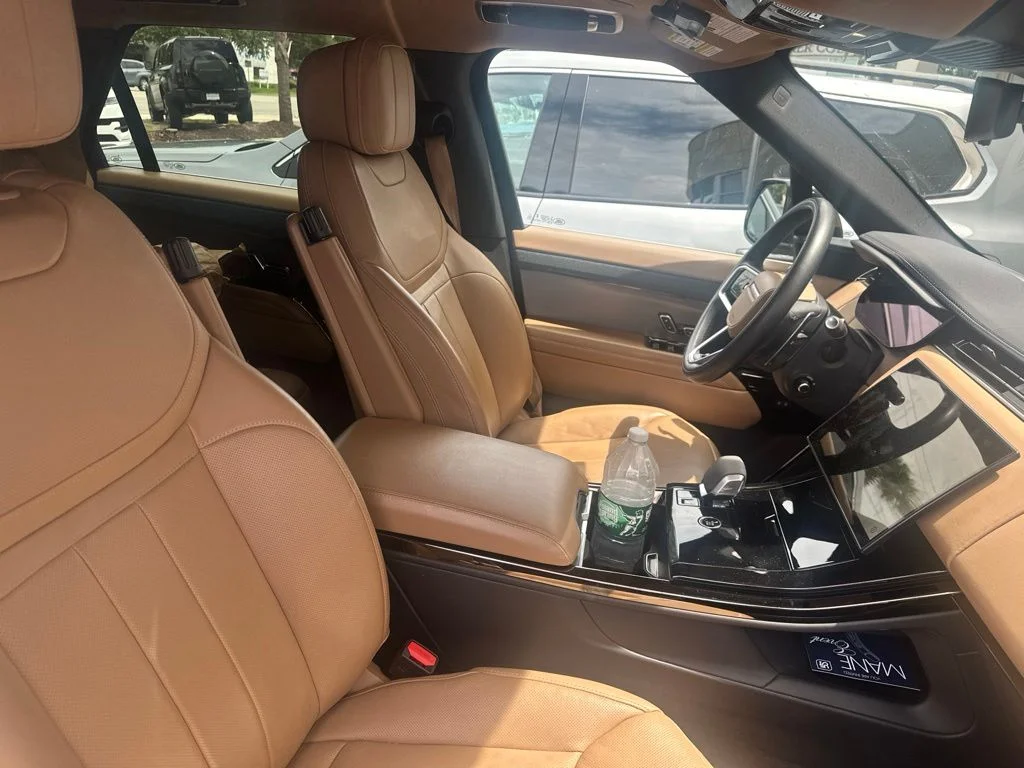 Used 2024  Land Rover SE image 5