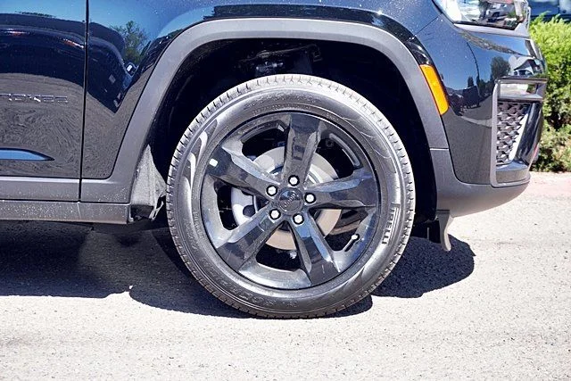 New 2026 Diamond Black Crystal Pearl-Coat Exterior Paint Jeep Limited image 8