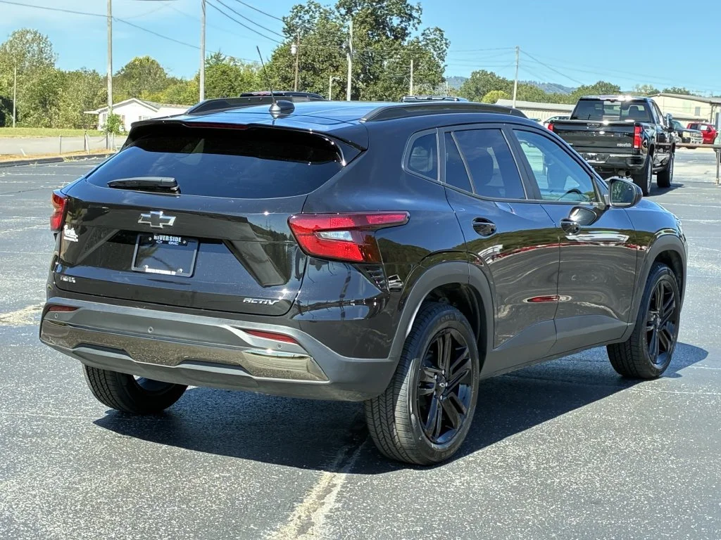 Used 2025 Mosaic Black Metallic Chevrolet ACTIV image 10