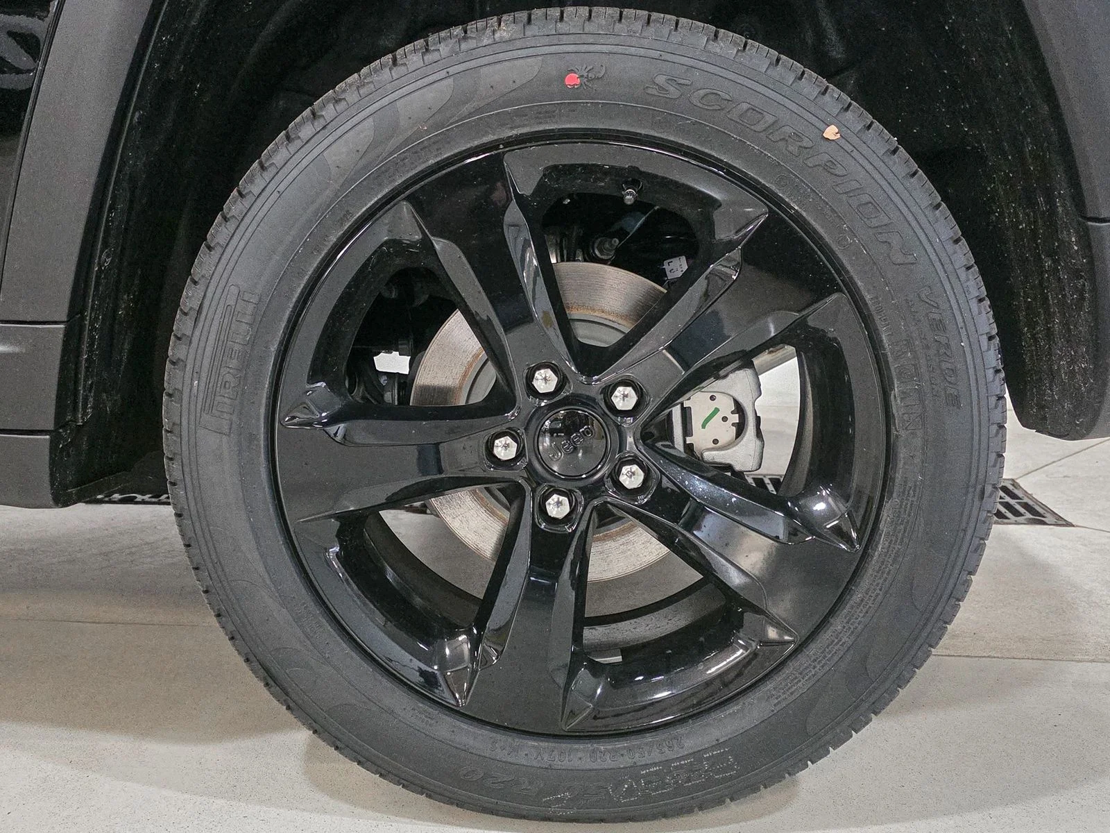New 2026 Diamond Black Crystal Pearl-Coat Exterior Paint Jeep Limited image 17