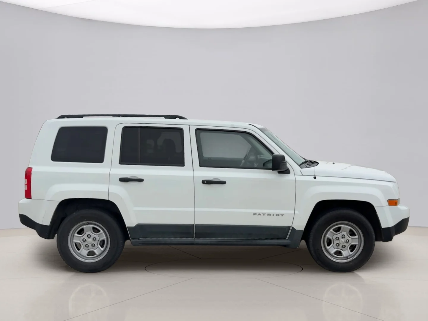 Used 2011 White Jeep LATITUDE image 4