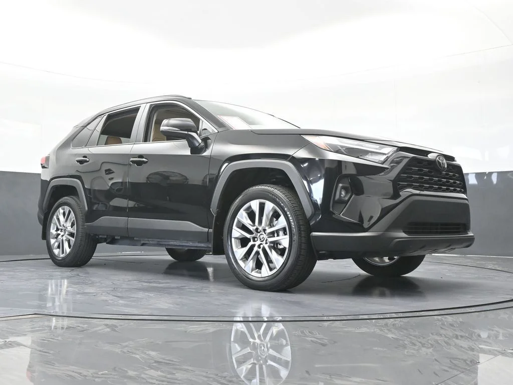Used 2025 Midnight Black Metallic Toyota XLE Premium image 65