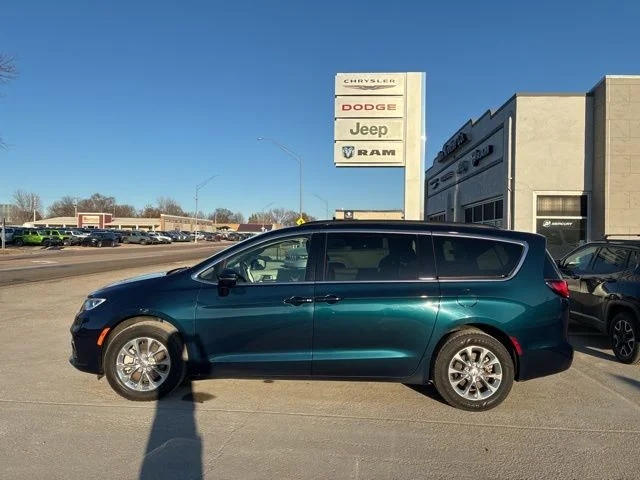 2022 Chrysler Pacifica Touring L's photo