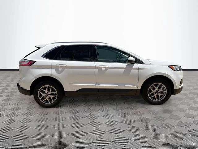 Used 2022 Oxford White Ford SEL image 8