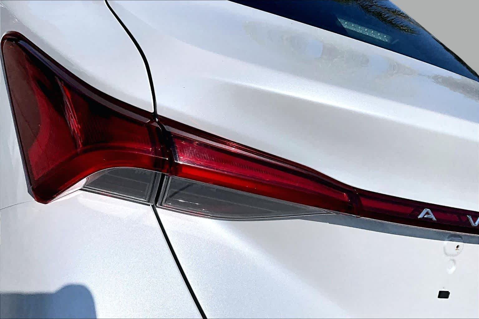 Used 2021 Wind Chill Pearl Toyota Hybrid Limited image 29