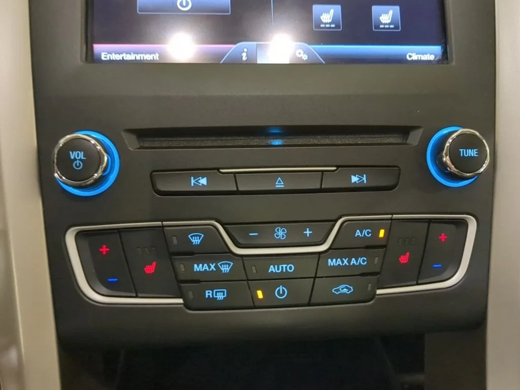 Used 2016 Magnetic Ford SE image 17