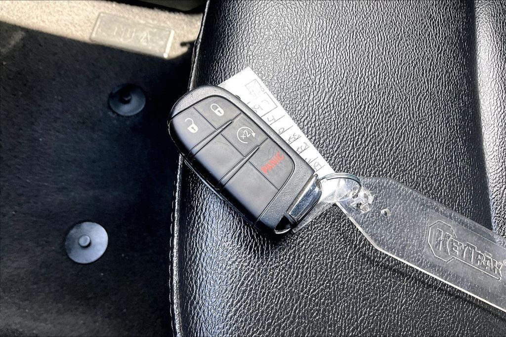 Used 2024 White/off-white Jeep Limited image 36