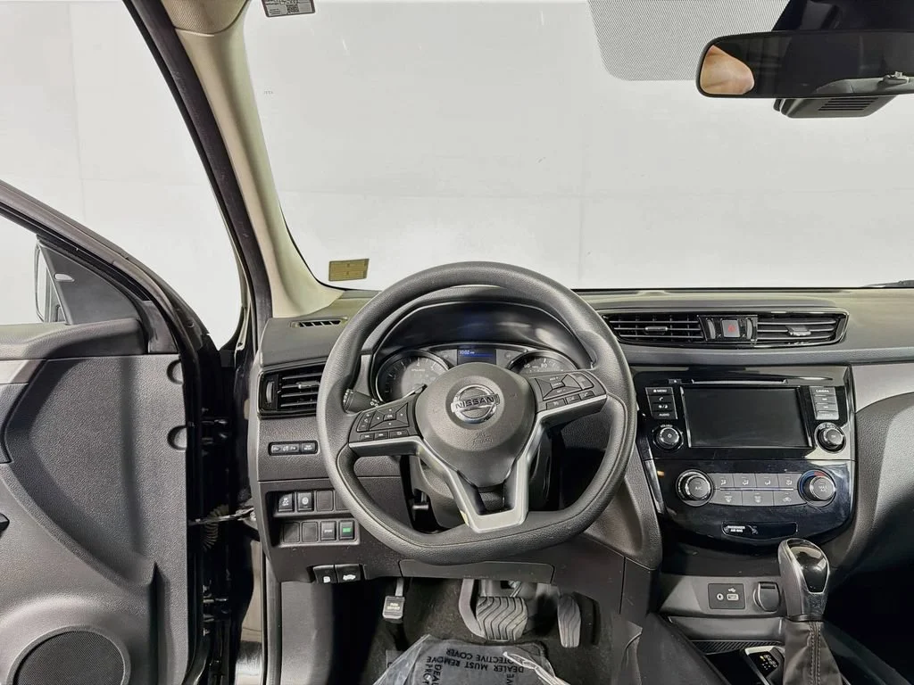 Used 2021  Nissan S image 19