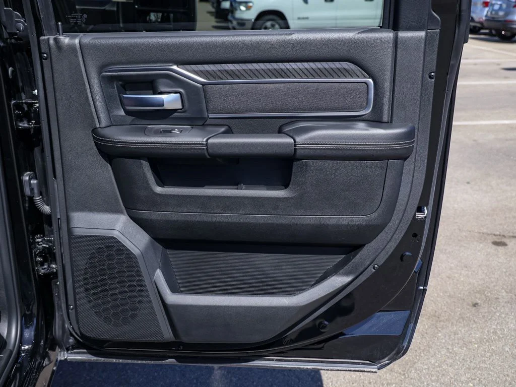 New 2026 Diamond Black Crystal Pearl-Coat Exterior Paint RAM Big Horn Night Edition image 17