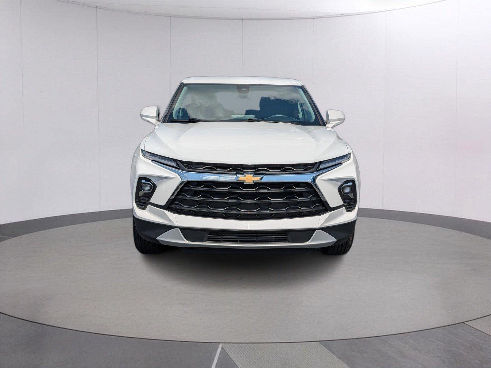 Used 2025 Summit White Chevrolet 2LT image 8