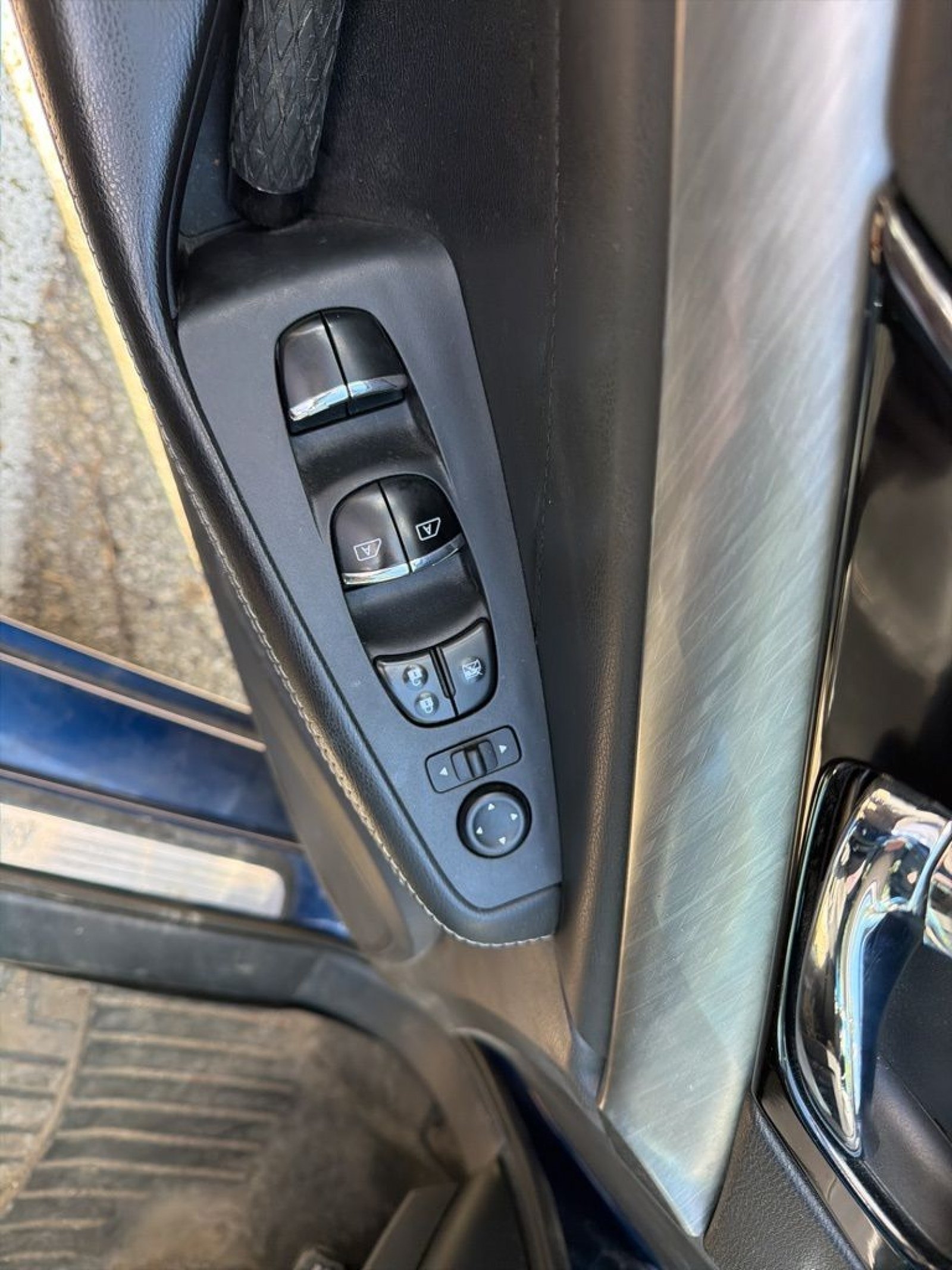 Used 2017 Deep Blue Pearl Nissan 3.5 SL image 12