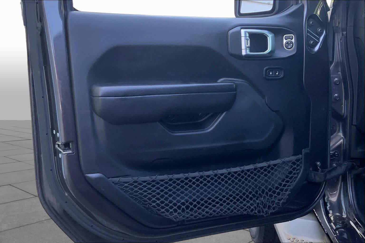 Used 2018 Granite Crystal Metallic Clearcoat Jeep Sport S image 21