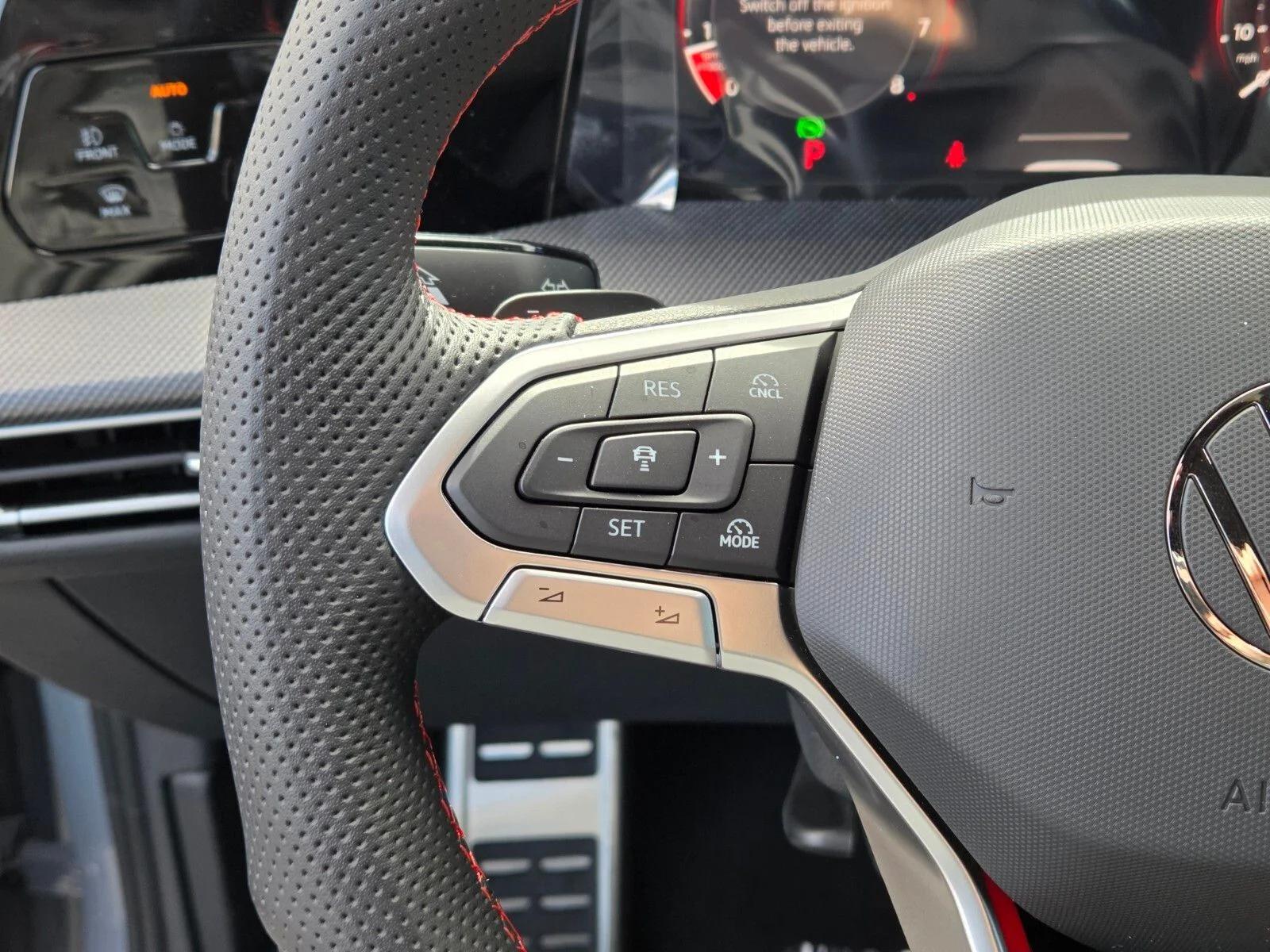 2025 Volkswagen Golf GTI SE - Photo 12