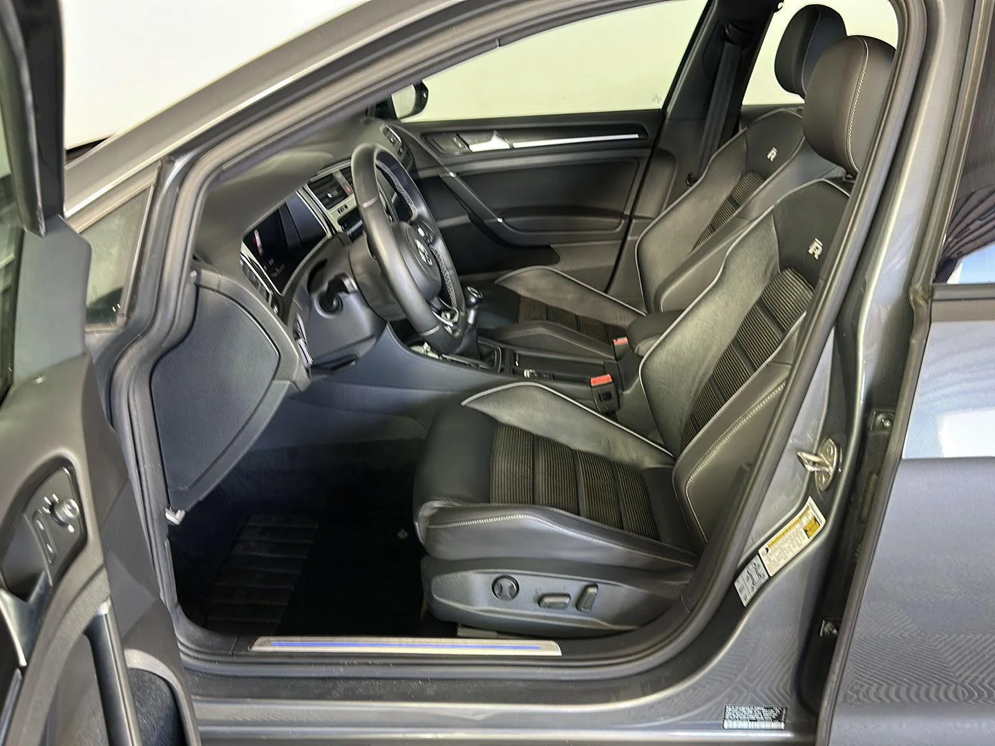 Used 2019 Indium Gray Metallic Volkswagen 4Motion image 21