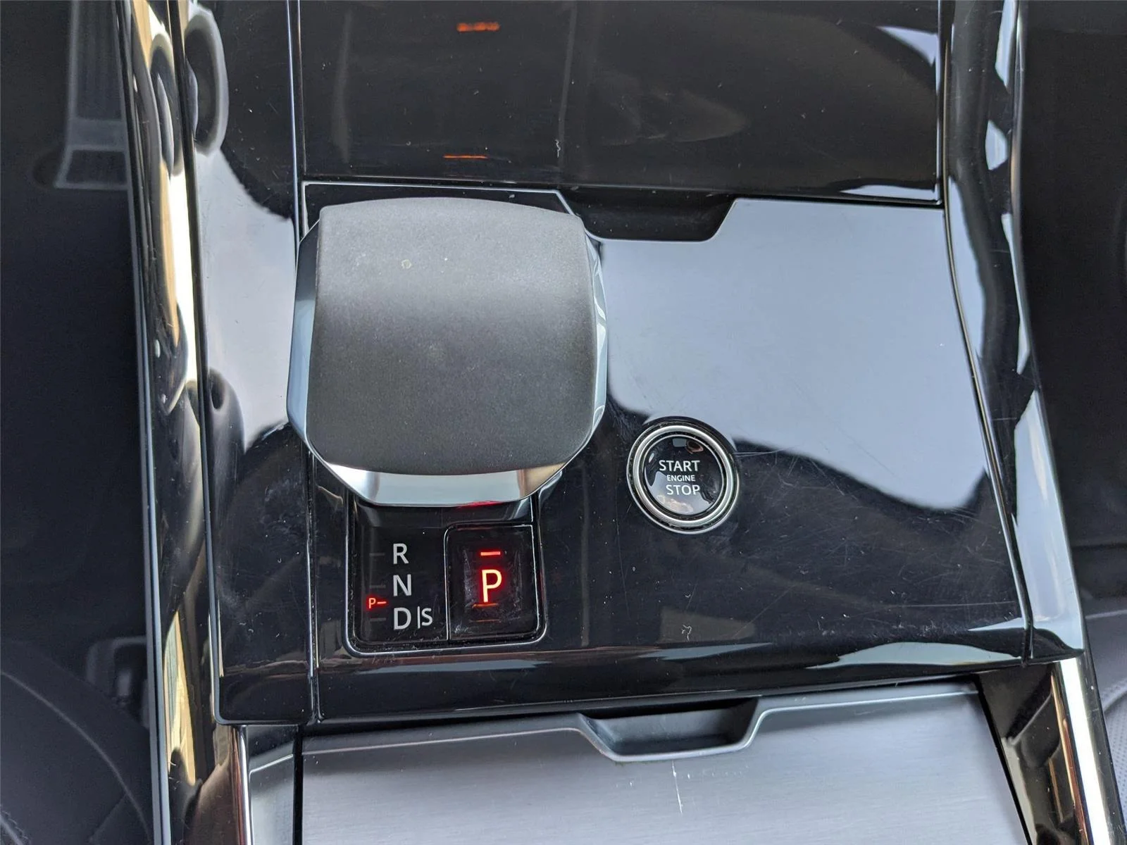 Used 2024  Land Rover Dynamic SE image 22