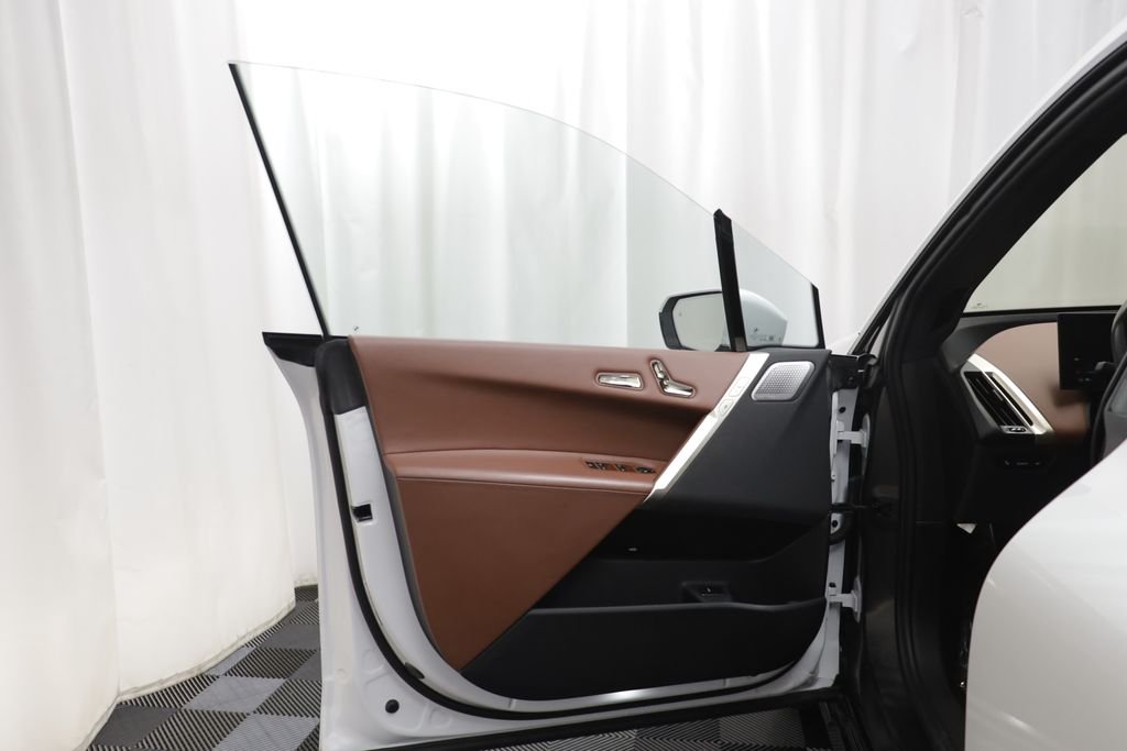 Certified Used 2023 Mineral White Metallic BMW M60 image 4