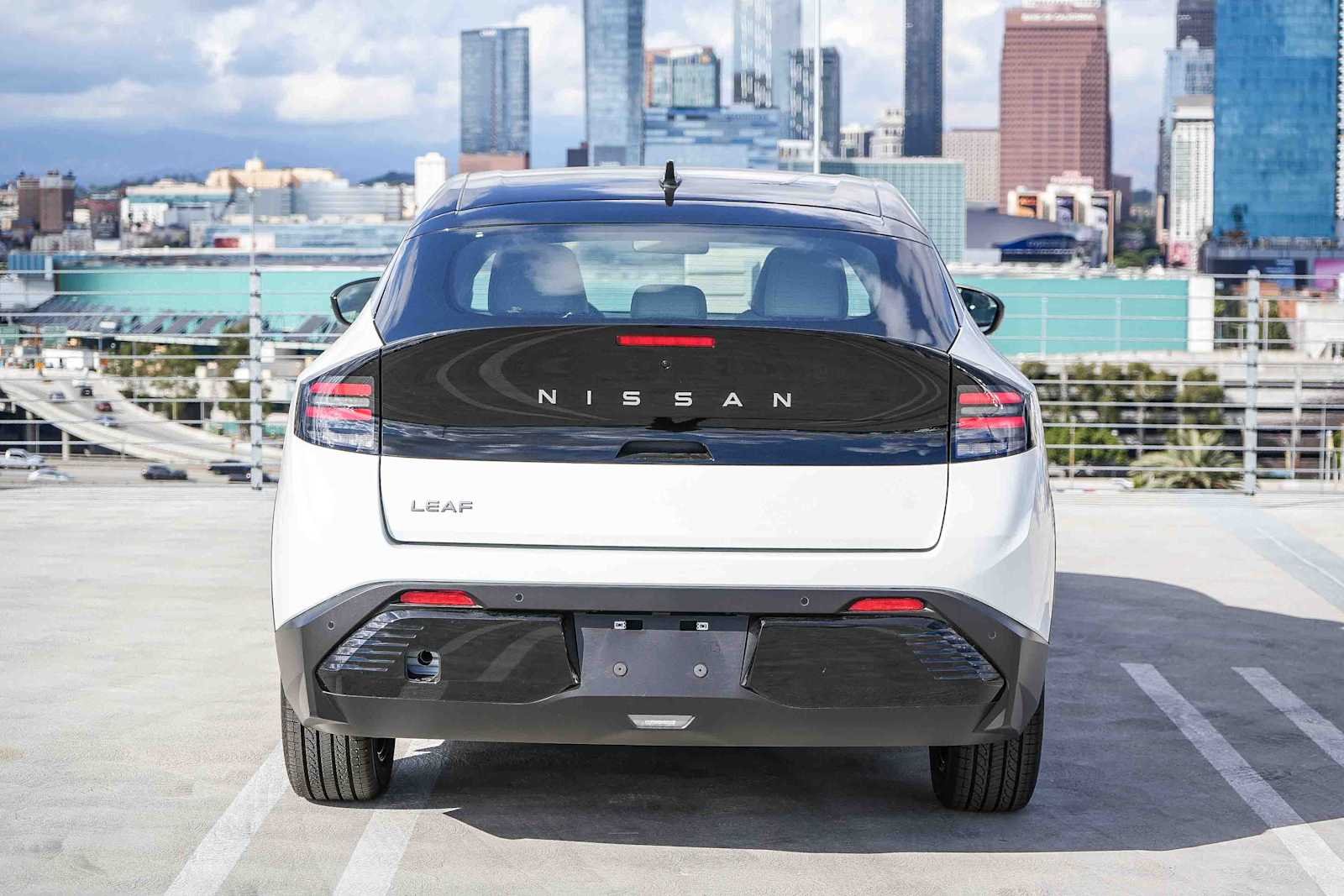 New 2026 Everest White Pearl TriCoat / Super Black Two-tone Nissan SV+ image 7