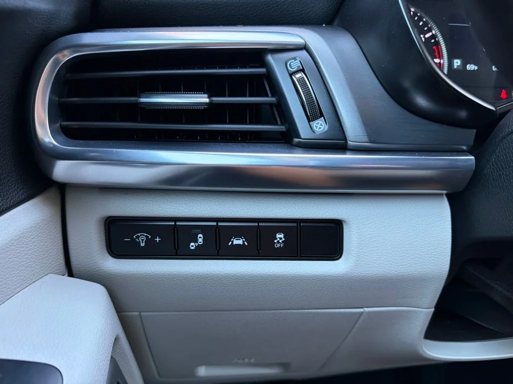 Used 2022 White Kia S image 11