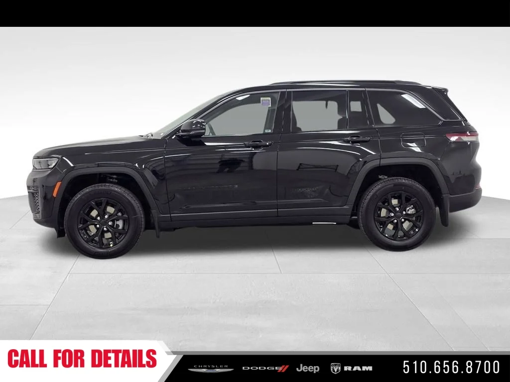 New 2026 Diamond Black Crystal Pearl-Coat Exterior Paint Jeep Altitude image 8