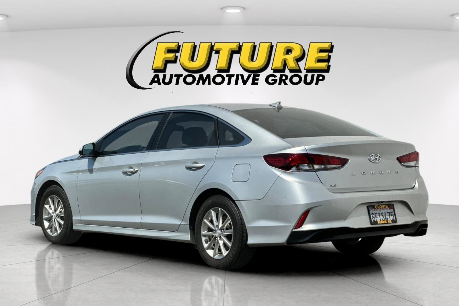 Used 2018 Silver Hyundai SE image 6