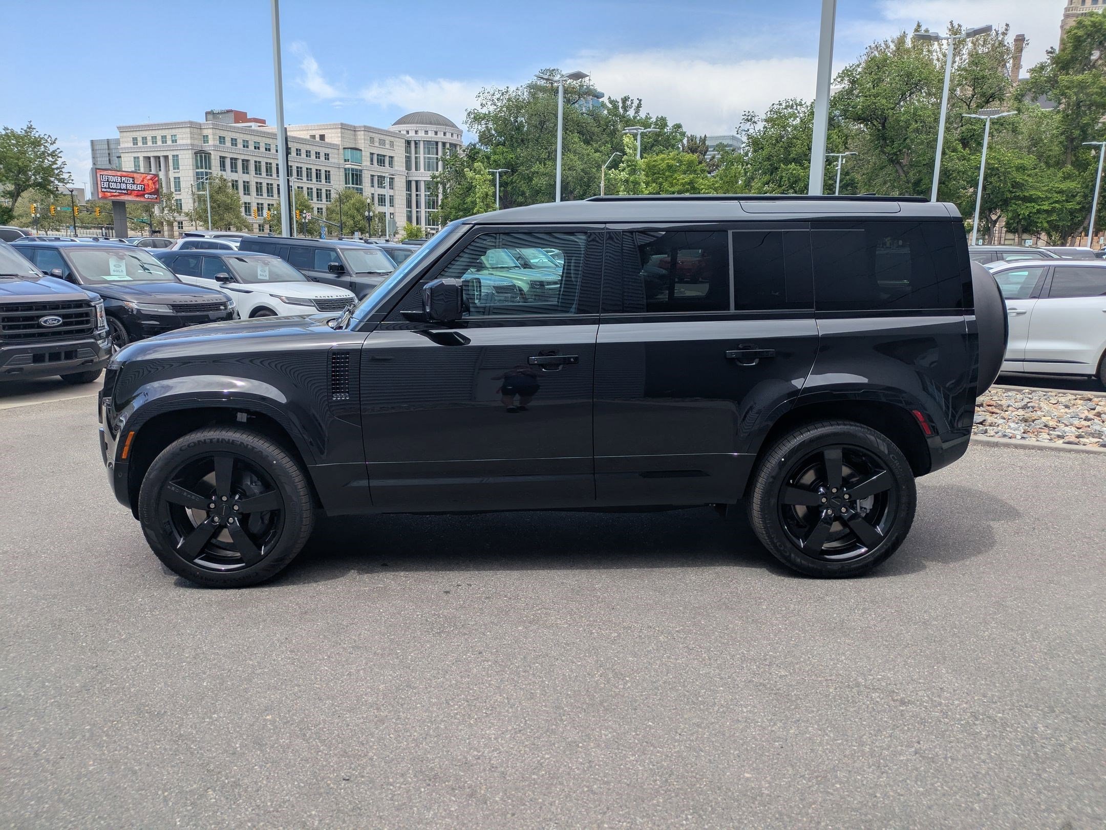 New 2026 Santorini Black Land Rover P400 X-Dynamic SE image 9
