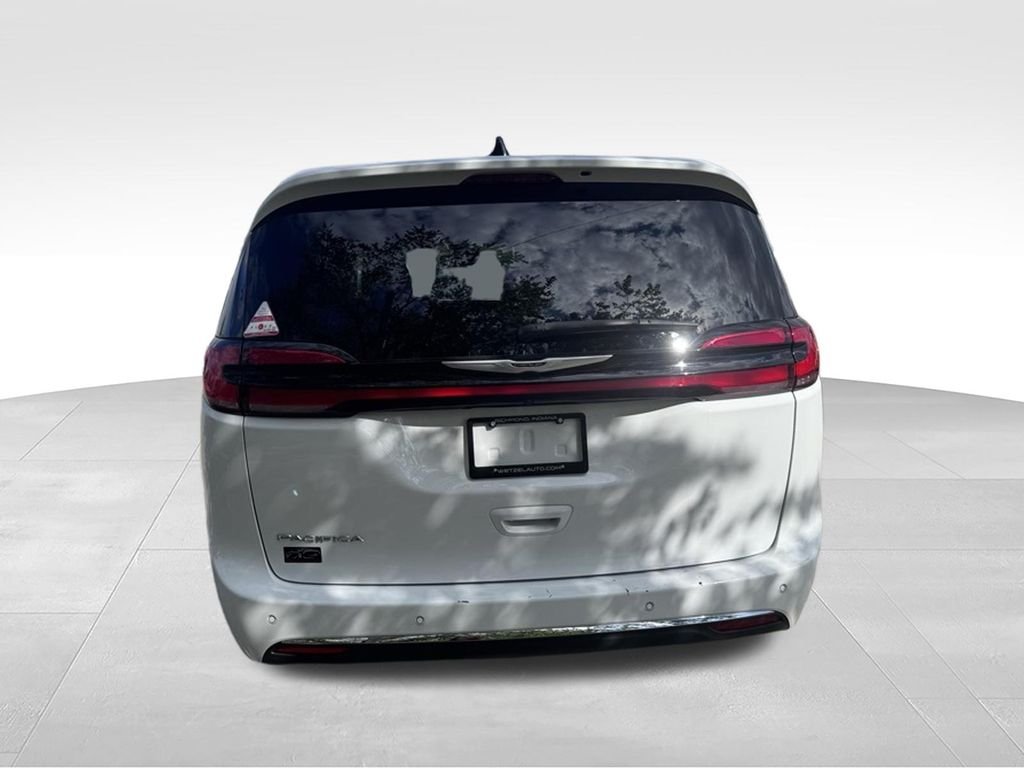 Used 2025 White Chrysler Select image 6