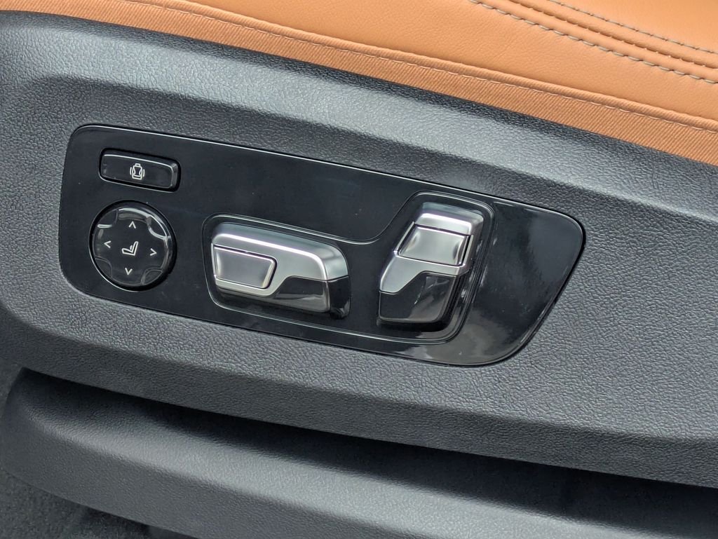New 2026 Mineral White Metallic BMW xDrive40i image 13